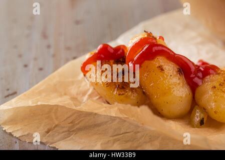 Foto orizzontale con varie pezzo di gnocchi fatti in casa sul pezzo di carta. Porzione di pasta viene collocato su vintage tagliere in legno con superficie usurata. Red k Foto Stock