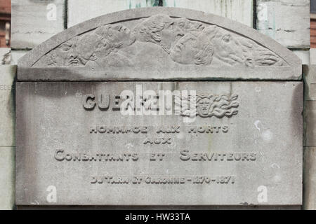 Dettaglio del piedistallo del monumento aux Morts de Montauban dal modernista francese scultore Antoine Bourdelle in Montauban, Tarn-et-Garonne, Francia. Il monumento ai caduti nella Guerra franco-prussiana (1870 - 1871) è stato modellato in 1898 al 1900 ed eretta nel 1902. Foto Stock