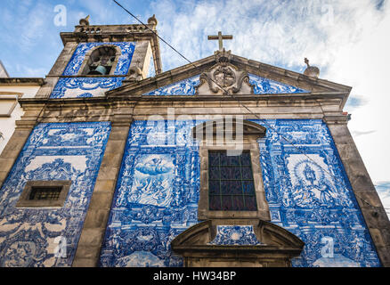 La facciata anteriore della Capela das Almas (chiamato anche Capela das Santa Catarina) - Cappella delle anime in Porto in Portogallo Foto Stock