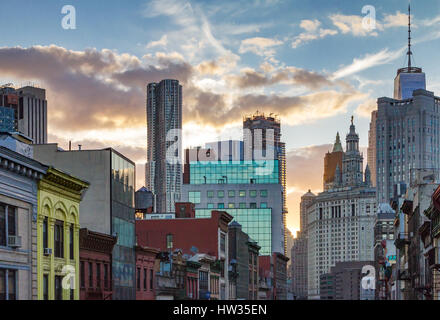 Colorato tramonto dietro lo skyline del centro cittadino di edifici di Chinatown a Manhattan, New York City Foto Stock