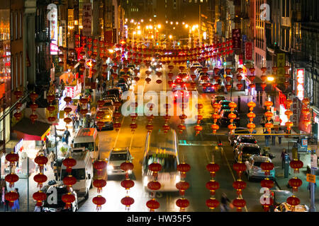 NEW YORK CITY - 24 febbraio: La notte strade di Chinatown si illuminano con persone, automobili e le aziende a Manhattan, New York City il 24 febbraio 201 Foto Stock