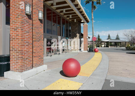 Vista laterale dell'entrata del magazzino di destinazione front Davis, California, Stati Uniti d'America, in una giornata di sole con alcune nuvole Foto Stock