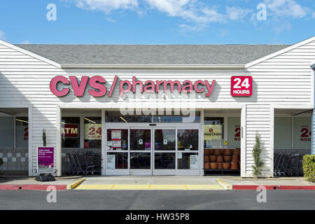 24 Ora farmacia CVS negozio di fronte al mercato, Davis, California, Stati Uniti d'America, in un cielo privo di nuvole giorno Foto Stock