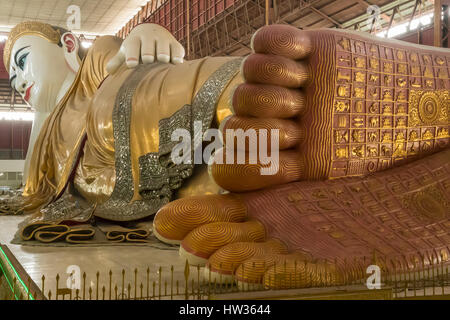 Buddha reclinato in Chaul Htat Gyi Pagoda Yangon, Myanmar Foto Stock