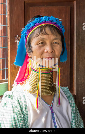 Lunga donna a collo alto di Padaung, Lago Inle, Myanmar Foto Stock