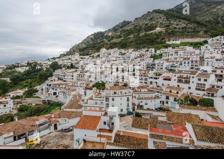 Mijas, Spagna - 16 Marzo 2017: bianco pittoresco villaggio di Mijas. Andalusa di destinazione turistica. Costa del Sol. Il sud della Spagna Foto Stock