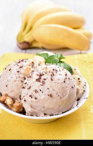 In casa Dessert gelato alla banana decorate con dadi Foto Stock