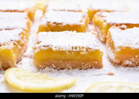 Limone Dessert barre sulla carta da forno, vista ravvicinata Foto Stock