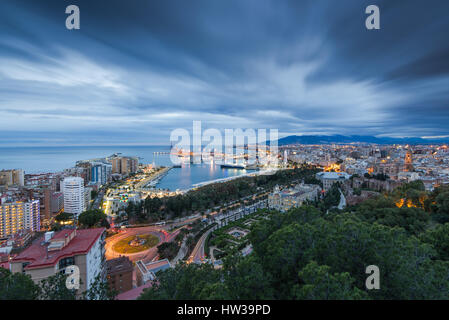 La città di Malaga in Spagna alla sera dal punto di osservazione Foto Stock