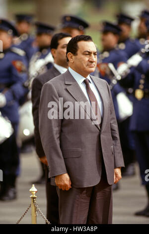 Il presidente siriano Hafez Al Assad in visita al Cairo in visita di stato durante gli anni novanta per incontrare il Presidente egiziano Hosni Mubarak Foto Stock