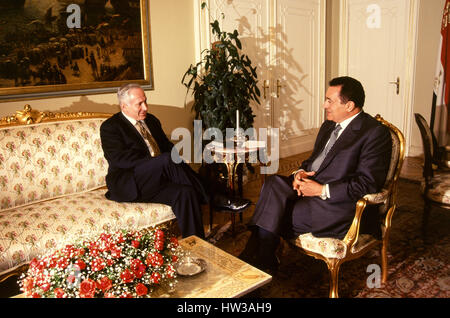 Il Cairo, Egitto - 1996 - Il presidente Egiziano Hosni Mubarak ospita il Primo Ministro israeliano Benjamin Netanyahu al Cairo per i colloqui di pace. Foto Stock