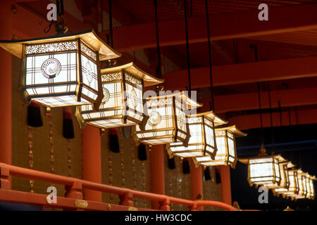 La linea di lampade decorative lighting nel tempio Fushimi Inari Shrine, Kyoto, Giappone Foto Stock