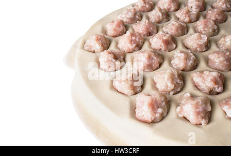 Passo dopo passo processo di realizzazione fatta in casa gnocchi di patate, ravioli o pelmeni con carne macinata ripieno con ravioli stampo o ravioli maker. Foto Stock