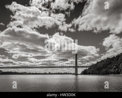 George Washington Bridge spanning Fiume Hudson con nuvole in bianco e nero. La città di New York