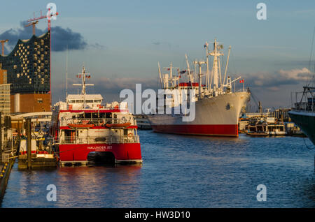 Grandi navi al vivace porto di Amburgo Foto Stock