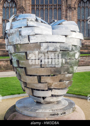 Cuore della scultura in acciaio Replica del cuore per la Yorkshire uomo di acciaio da artista Steve Mehdi in Minster Gardens Rotherham South Yorkshire Englan Foto Stock