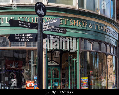 Il Whistle Stop Sweet Shop e il Temperance Bar a Rotherham South Yorkshire Inghilterra Foto Stock