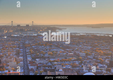 Stati Uniti d'America, New York City, Verrazano Narrows Bridge e Brooklyn Foto Stock