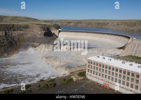 Acqua versa su Ryan diga durante la molla runoff. Il fiume Missouri è in esecuzione a circa 24.000 CFS. Flusso medio per 28 Maggio è 12.400. Tutti Foto Stock