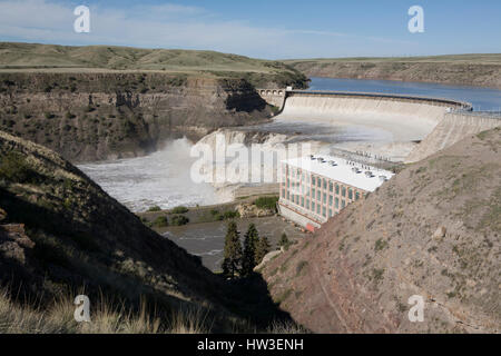 L'acqua scorre su Ryan Dam e grandi cascate del fiume Missouri in questa vista dal bordo del fiume Trail. Foto Stock