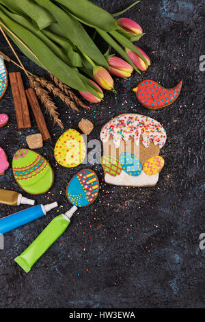 Tulipani e gingerbread cookie Foto Stock