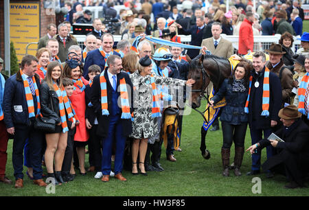 I membri dell'O'Connell famiglia con jockey Ruby Walsh (centro) e il trainer Willie Mullins (destra) proprietari delle Nazioni Unite De Sceaux dopo aver vinto la Ryanair Chase durante di St Patrick giovedì del 2017 Cheltenham Festival a Cheltenham Racecourse. Foto Stock
