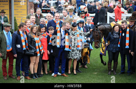 I membri dell'O'Connell famiglia con jockey Ruby Walsh (centro) e il trainer Willie Mullins (destra) proprietari delle Nazioni Unite De Sceaux dopo aver vinto la Ryanair Chase durante di St Patrick giovedì del 2017 Cheltenham Festival a Cheltenham Racecourse. Foto Stock