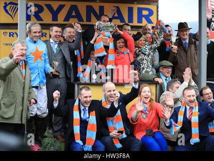 I membri dell'O'Connell famiglia con jockey Ruby Walsh (seconda a sinistra) e il trainer Willie Mullins (destra) proprietari delle Nazioni Unite De Sceaux dopo aver vinto la Ryanair Chase durante di St Patrick giovedì del 2017 Cheltenham Festival a Cheltenham Racecourse. Foto Stock