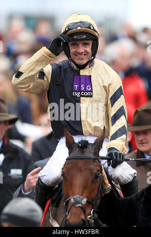 Jockey Walsh Rubino sorride dopo aver vinto il sole scommesse cavalli' ostacolo con Nichols Canyon nel corso di St Patrick giovedì del 2017 Cheltenham Festival a Cheltenham Racecourse. Foto Stock