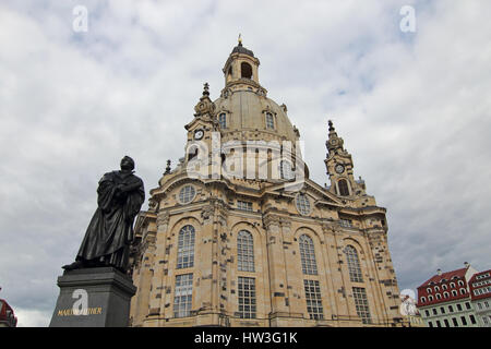 Dresda: Lutherdenkmal und Frauenkirche aus tiefer Perspeltive; Martin Luther memorial davanti alla chiesa Foto Stock