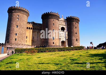 Castel Nuovo (Nuovo Castello), il Maschio Angioino, il castello medievale in Italia a Napoli. Foto Stock