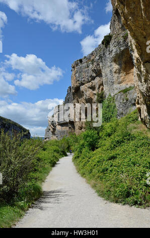Questo è uno dei più spettacolari gorges nella regione di Navarra, e può facilmente essere esplorata lungo il percorso ai piedi delle scogliere. Foto Stock