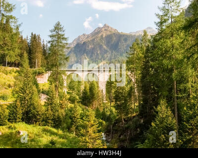 Albulapass - Svizzera: ponte in pietra della Ferrovia Retica lungo passo dell'Albula. Foto Stock