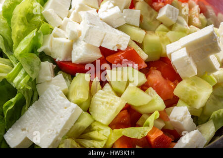 Freschi ingredienti grezzi e il rumeno di formaggio bianco telemea per insalata in ciotola Foto Stock