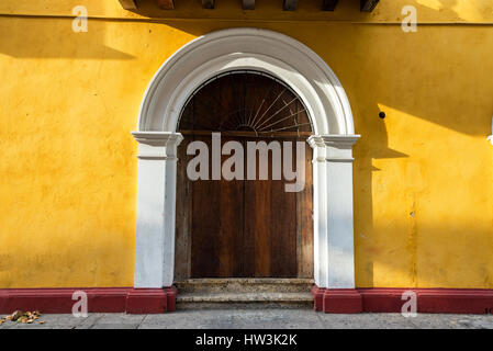 Porta di legno su uno storico edificio coloniale nella città murata di Cartagena, Colombia Foto Stock