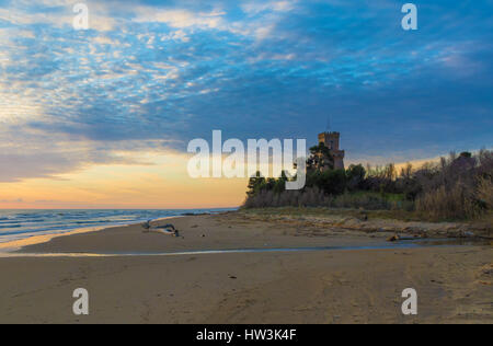 Pineto (Abruzzo, Italia) - Il sorgere del sole sul mare adriatico, dal Pineto spiaggia, accanto alla Torre di Cerrano castello Foto Stock