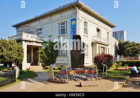 Il Museo di Archeologia e Storia Francisco Fonck, situato a Vina del Mar, include una vera pietra moai gigantesca statua da Rapa Nui (l'Isola di Pasqua). Foto Stock