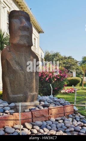 Il Museo di Archeologia e Storia Francisco Fonck, situato a Vina del Mar, include una vera pietra moai gigantesca statua da Rapa Nui (l'Isola di Pasqua). Foto Stock