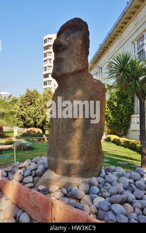 Il Museo di Archeologia e Storia Francisco Fonck, situato a Vina del Mar, include una vera pietra moai gigantesca statua da Rapa Nui (l'Isola di Pasqua). Foto Stock