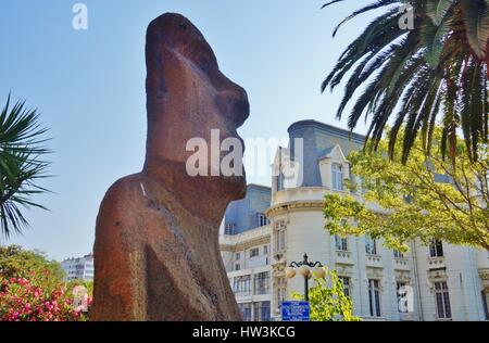 Il Museo di Archeologia e Storia Francisco Fonck, situato a Vina del Mar, include una vera pietra moai gigantesca statua da Rapa Nui (l'Isola di Pasqua). Foto Stock