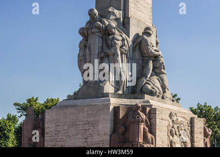 Close up su uno zoccolo di libertà un monumento in onore di soldati uccisi durante la guerra lettone di indipendenza nella riga, città capitale della Lettonia Foto Stock