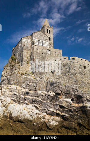 La fortezza medievale di pareti e chiesa di San Pietro a Portovenere, provincia della Spezia, Italia Foto Stock