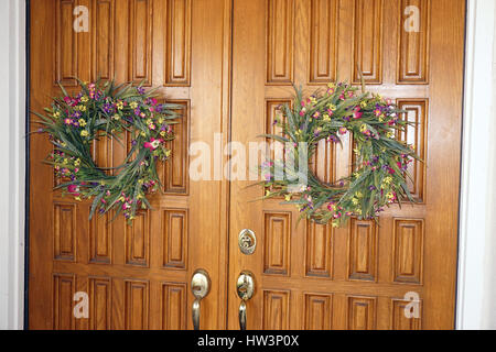 Oak doppio ingresso porte con corone di fiori di primavera Foto Stock