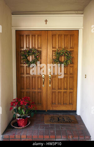 Oak doppio ingresso porte con corone di fiori di primavera Foto Stock