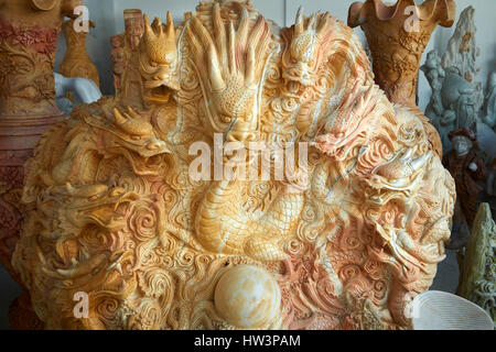 Realizzato a mano in marmo scultura drago al tourist shop, montagne di marmo, Da Nang, Vietnam Foto Stock