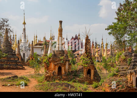 Stupas a intarsio Shwe Inn Tain Pagoda, Indein, Myanmar Foto Stock