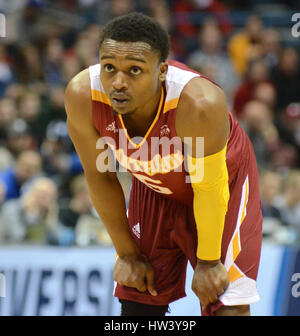 Milwaukee, Wisconsin, Stati Uniti d'America. 16 Mar, 2017. Winthrop Keon della Johnson guarda su durante il primo turno di gioco al torneo del NCAA tra il Butler Bulldogs e le aquile Winthrop a Milwaukee nel Wisconsin. Ricky Bassman/Cal Sport Media/Alamy Live News Foto Stock