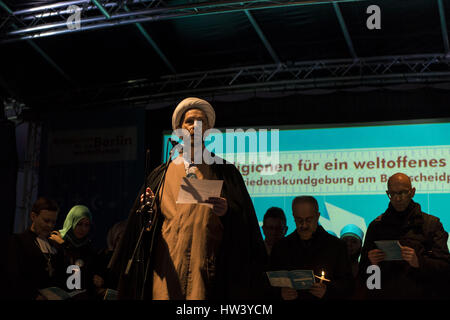 Berlino, Germania. 16 Mar, 2017. I cristiani, musulmani, ebrei, come pure i rappresentanti delle altre Berlin comunità religiose, rally per la tolleranza, la trasparenza e la diversità di Berlino di fronte la chiesa memoriale del Kaiser Wilhelm (in tedesco: Kaiser-Wilhelm-Gedaechtniskirche). Tre mesi fa, dodici persone sono morte sulla Breitscheidplatz in un attacco terroristico e 65 altri sono stati feriti dalla milizia terroristica Stato islamico (SI). Credito: ZUMA Press, Inc./Alamy Live News Foto Stock