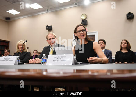 Washington, Stati Uniti d'America. 16 Mar, 2017. Attrice, produttore di film e salva i bambini' fiduciario Jennifer Garner (R, anteriore) testimonia prima del lavoro casa, la salute e i servizi umani, istruzione e relative agenzie sottocomitato audizione su "Investire nel futuro - Infanzia programmi di istruzione presso il Dipartimento della Salute e dei servizi" al Campidoglio di Washington, DC, Stati Uniti, il 16 marzo 2017. Credito: Bao Dandan/Xinhua/Alamy Live News Foto Stock