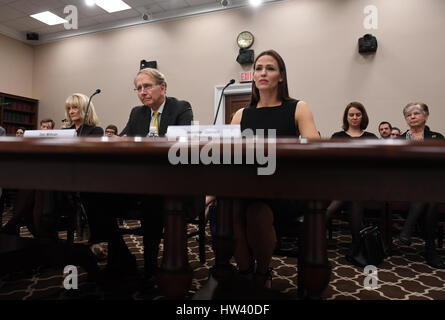 Washington, Stati Uniti d'America. 16 Mar, 2017. Attrice, produttore di film e salva i bambini' fiduciario Jennifer Garner (R, anteriore) testimonia prima del lavoro casa, la salute e i servizi umani, istruzione e relative agenzie sottocomitato audizione su "Investire nel futuro - Infanzia programmi di istruzione presso il Dipartimento della Salute e dei servizi" al Campidoglio di Washington, DC, Stati Uniti, il 16 marzo 2017. Credito: Bao Dandan/Xinhua/Alamy Live News Foto Stock